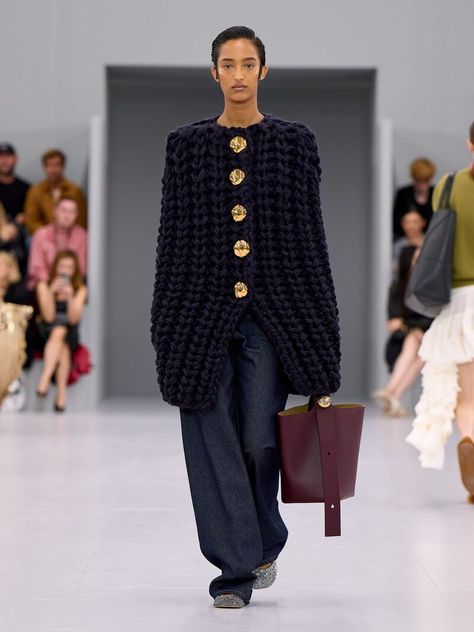 Runway Inspiration, Knitted Cape, Moda Paris, Mode Casual, Knitwear Fashion, Style Aesthetic, Fashion 2024, Summer 24, Raw Denim