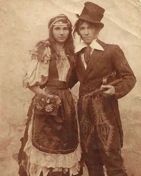 History In Pictures on Instagram: “A couple of Victorian travellers looking rather dandy taken around 1890s” Old Photography, Bohol, Foto Vintage, Vintage Circus, Old Photographs, Edwardian Era, Vintage Portraits, Antique Photos, Vintage Pictures