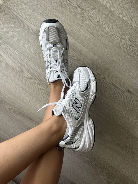 Nee Balance 530 Shoes Women Outfit, Nee Balance Shoes, Nb 530 Women Outfit, New Balance 530 Silver, Nee Balance, Summer 2023 Street Style, New Balance 530 Outfit, New Balance 530 White, Shoes Nb