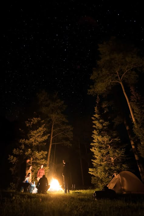 Campfire Astethic, Camp Fire Aesthetic Dark, Night Camping Aesthetic, Camping In Fall, Best Friend Camping, Camping With Friends Aesthetic, Campfire Aesthetic, Winter Campfire, Forest Campfire