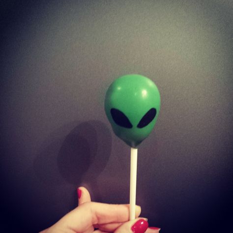 Alien Cake Pops, Mothman Festival, Space Rodeo, Supernatural Party, Alien Birthday Party, Alien Cake, Gnarp Gnarp, Alien Birthday, Alien Party