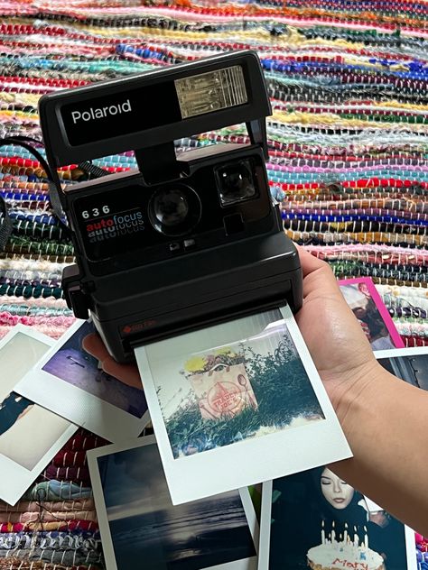 90s Polaroid Camera, 2000s Polaroid Camera, 80s Polaroid Camera, Poloroid Camera 80s Aesthetic, Taking Polaroid Aesthetic, Polaroid Now Photos, Vintage Polaroid Camera Aesthetic, Poloride Camera, Polaroid Camera Aesthetic