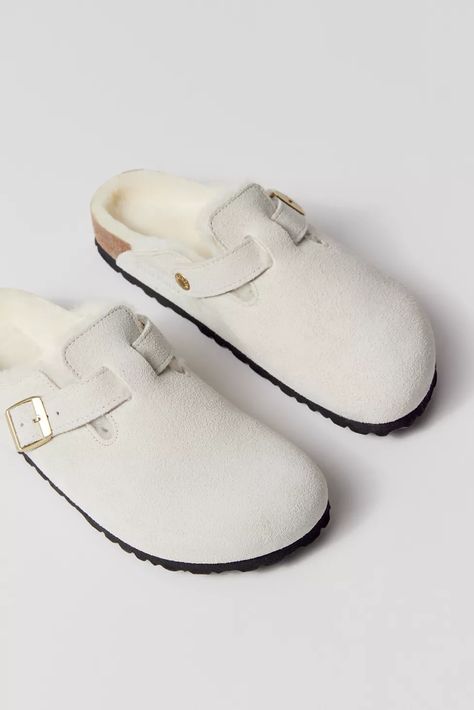 Birkenstock Boston Shearling Clog | Urban Outfitters Boston Clogs And Socks, Birkinsoks Clogs, Cute Women Shoes, Shoes Essentials Women, Clothes For Christmas List, Birkenstock Shearling Outfit, Fuzzy Birkenstocks, Fuzzy Clogs, Christmas Wishlist Ideas