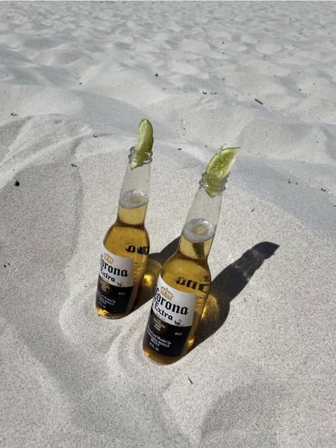 Pretty Alcoholic Drinks, Countryside Cottage, Beach Drinks, Ginger Smoothie, Salty Hair, Europe Summer, Beach Poses, Summer Dream, How To Pose