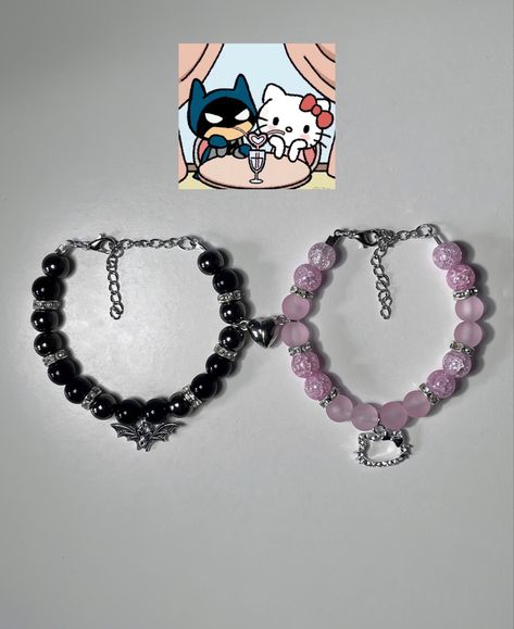 Cute Matching Accessories Couple, Couple Matching Bracelet, How To Make Couple Bracelets, Cute Matching Jewelry For Couples, Matching Braclet Aesthetic, Couple Handmade Bracelets, Matching Bracelets Aesthetic Beads, Batman And Hello Kitty Bracelets, Matching Hello Kitty Bracelets