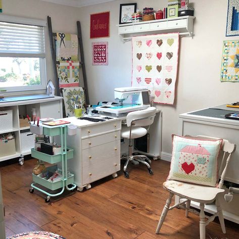 Workroom Ideas, Ikea Sewing Rooms, Ikea Kallax Shelf Unit, Binding Tips, Sewing Room Ideas, Small Sewing Rooms, Craft Storage Cart, Machine Binding, Sewing Station