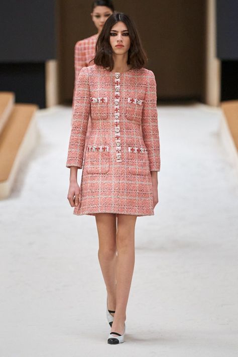 Chanel Spring 2022 Couture Collection | Vogue Spring Work Dresses, Chanel Spring 2022, Supermodel Fashion, Ingrid Alexandra, Chanel 2022, Spring Fashion Dresses, 2022 Couture, Moda Chanel, Dress Chanel