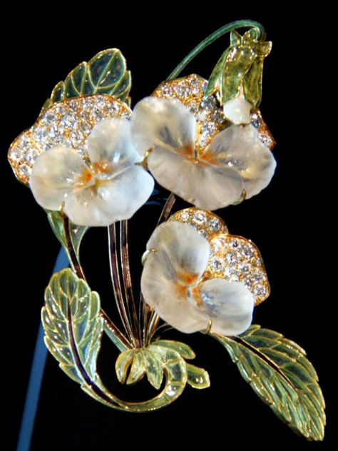 René Lalique 'Pensées' Brooch (1903-04): glass/ gold/ diamonds/ enamel - Coirtesy Société Lalique S.A. | Sokleine, flickr.com Rene Lalique Jewelry, Lalique Jewelry, Bijoux Art Deco, Bijoux Art Nouveau, Flickr Com, Rene Lalique, Nouveau Jewelry, Art Nouveau Jewelry, Deco Jewelry