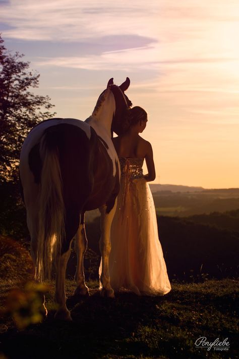 Horse Wedding Photos, Horse Photoshoot Ideas, Equine Photography Poses, Horse Senior Pictures, Horse Photography Poses, Foto Cowgirl, Pictures With Horses, Western Photoshoot, Beautiful Horses Photography