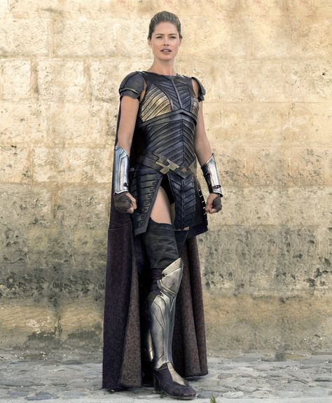 Former Victoria's Secret Angel Doutzen Kroes had a small role in Wonder Woman, where she plays Venelia, the right hand of Queen Hippolyta and one of the fierce female warriors called the Amazons who inhabit Diana Prince's all-female island home of Themyscira. Amazons Women Warriors, Wonder Woman Movie, Amazon Warrior, Greek Warrior, Doutzen Kroes, Badass Women, Super Hero Costumes, Gal Gadot, Fantasy Clothing