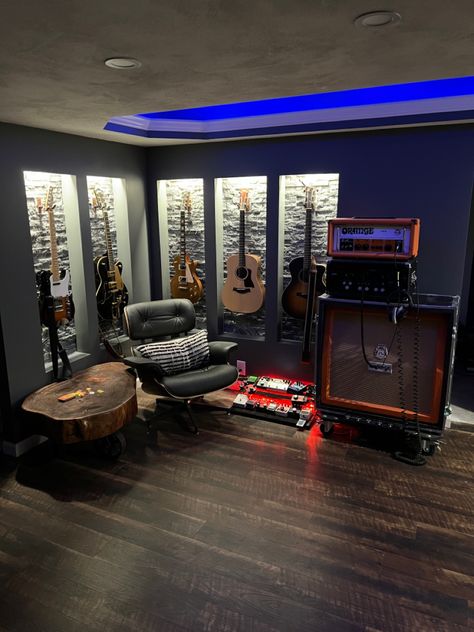 Guitar Room Aesthetic Dark, Guitar Room Ideas Small Spaces, Retro Music Studio, Home Guitar Room, Guitar In Bedroom, Guitar Room Man Cave, Guitar Room Aesthetic, Basement Music Studio, Studio Interior Design Ideas