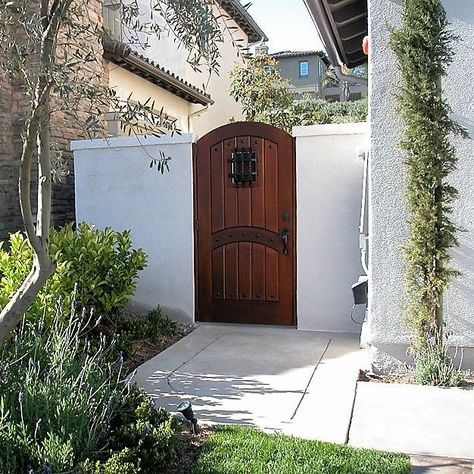 Spanish Yard, Spanish Landscaping, Side Yard Gate, Gates Ideas, Contemporary Gates, Wood Gates, Fence Gates, Backyard Gates, Side Gate