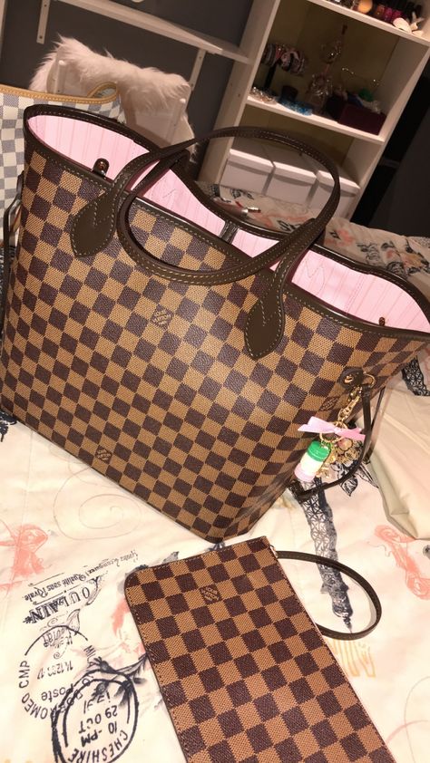 Louis Vuitton Purses, Jelly Purse, Luxury Tote Bags, Kitty Clothes, Hello Kitty Clothes, Handbag Essentials, Louis Vuitton Purse, Hot Bags, Girly Bags