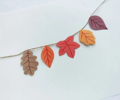 Diy Fall Decor Construction Paper, Autumn Leaves Paper Craft, Fall Decoration For Classroom, Fall Leaf Decorations, Leaf Cutout Template, Paper Fall Decorations, Autumn Room Decor Diy, Thanksgiving Garland Diy, Fall Paper Garland