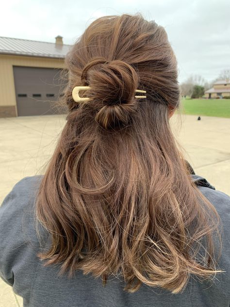 French Hair Aesthetic, French Hair Accessories, French Hair Pins Hairstyles, French Pins Hairstyles, French U Pin Hairstyles, French Hair Clip, French Clip Hairstyles, Hair Comb Hairstyles Casual, French Barrette Hairstyle