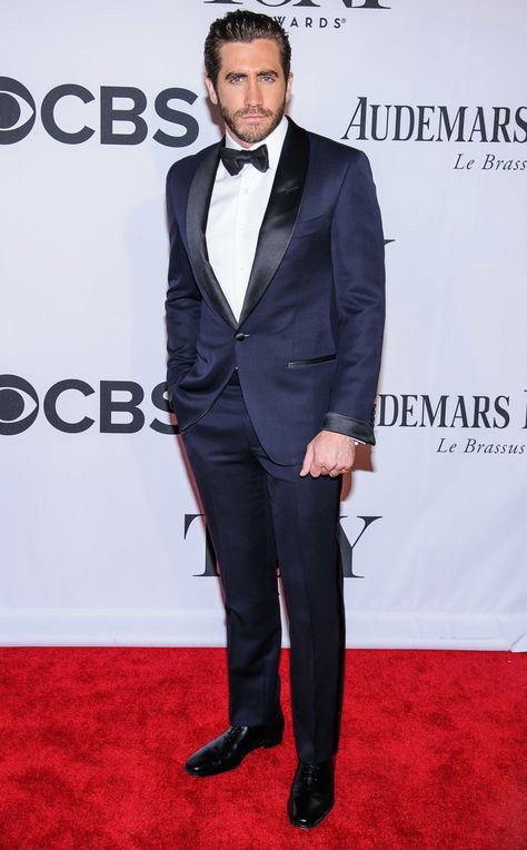 Jake Gyllenhaal in a midnight blue tuxedo at the 2013 Tony Awards Navy Tuxedo Wedding, Blue Prom Suit, Blue Tuxedo Wedding, Navy Tuxedo, Midnight Blue Wedding, Bond Suits, Blue Tux, Navy Tuxedos, Blue Tuxedo