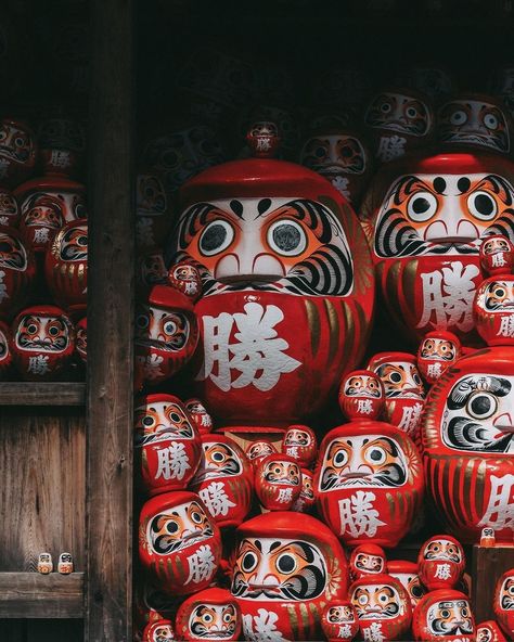 Daruma Doll, Japanese Festival, Japanese Drawings, Asian Inspiration, Japanese Folklore, The Zen, Japan Culture, Aesthetic Japan, Japan Photo