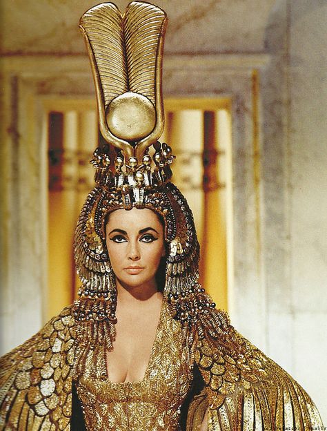 Elizabeth Taylor in Cleopatra, 1963 Eiko Ishioka, Elizabeth Taylor Cleopatra, Queen Cleopatra, Philip Treacy, Tato Lengan, Actrices Hollywood, Armani Prive, Head Piece, Elizabeth Taylor