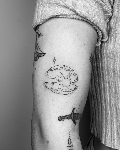 Clam Shell Tattoo, Clam Tattoo, Pearl Tattoo, Shell Tattoos, Beach Tattoo, Instagram Tattoo, Wrist Tattoo, Tattoo Flash Art, Modern Embroidery