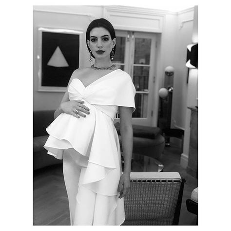 Anne Hathaway on Instagram: “Mamazon. Photos: @hairbyadir @kateleemakeup @erinwalshnyc @kentshire @oscardelarenta” Vestidos Para Baby Shower, Maternity Evening, Dresses For Pregnant Women, Pregnant Celebrities, Maternity Dresses For Photoshoot, Cute Maternity Outfits, Stylish Maternity Outfits, Pregnancy Looks, Maternity Gowns