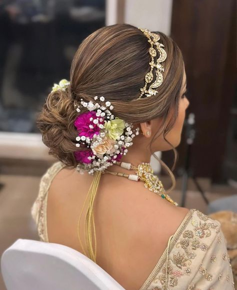 Traditional Short Hairstyles Indian, Indian Bridal Hairdo, Indian Bride Hairstyles, Indian Bridal Bun, Marriage Hairstyle, Bridal Hair Bun, Ceremony Hairstyles, Hair Accessories Making, Bridesmaid Updos