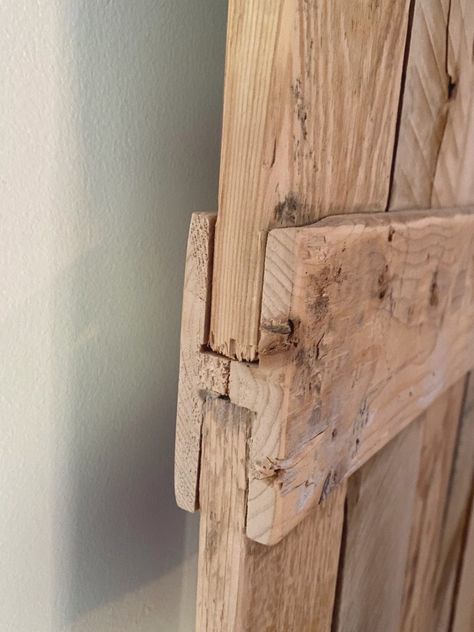 Pallet Doors Sliding, Small Doors Ideas, Build Door Diy, Pallet Barn Door Diy, Pallet Doors Ideas, Diy Rustic Door, Barn Door Alternative, Diy Exterior Barn Door, Barn Doors In The House