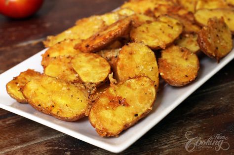 Parmesan Roasted Baby Potatoes Baby Potato Recipes, Parmesan Roasted Potatoes, Roasted Baby Potatoes, Potato Wedges Baked, Potato Side Dishes, Baby Potatoes, Baked Potatoes, Potato Dishes, Ww Recipes