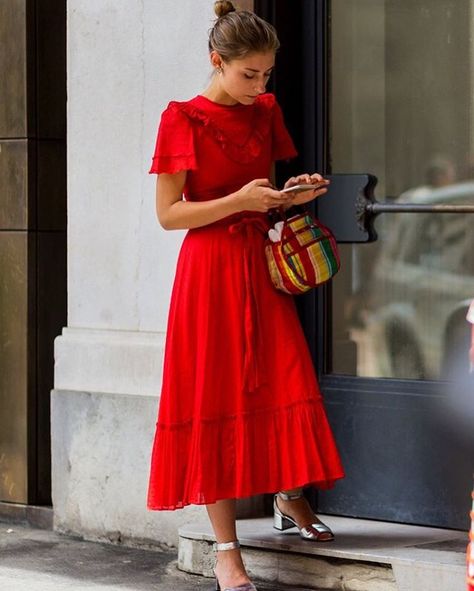 Silver shoes, red dress, and plaid bag | @andwhatelse Summer Work Dresses, Street Style Fall Outfits, Looks Street Style, Fall Street Style, Inspired Outfits, Retro Chic, Mode Inspiration, Street Style Outfit, Look Chic