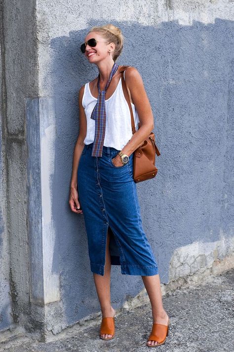 Denim skirt + Skinny Silk Scarf | A great way to wear skinny silk scarf on your neck #silkscarf #skinnyscarf #hexisilk Madewell Mules, Midi Rock Outfit, Rok Denim, Midi Skirt Outfit, Denim Skirt Outfits, Long Denim Skirt, Midi Denim, Rock Outfit, Mode Jeans