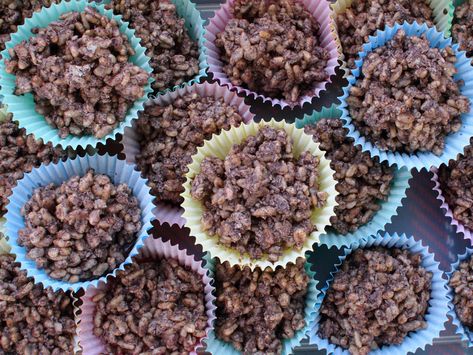 Chocolate Crackles (Australian chocolate rice crispy treats) Chocolate Crackles Recipe, Australian Snacks, Chocolate Rice Crispy Treats, Chocolate Rice Crispy, Rice Crispy Treats Recipe, Chocolate Crackles, Cake Stall, Rice Bubbles, Right In The Childhood