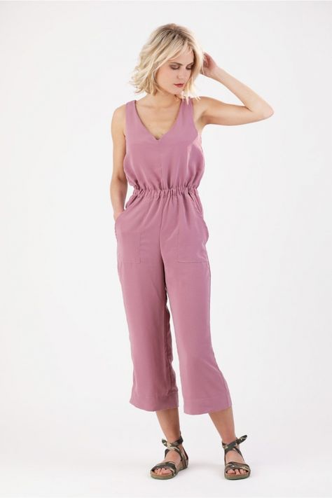 From schnittchen: Sewing Pattern Carla Jumpsuit is a loose jumpsuit with wide cropped legs, a V-neck on the front and back and an elasticated waist casing. Level: 2/5 Womens Jumpsuit Outfits, Dressy Jumpsuits, Sewing Men, Plus Size Summer Fashion, Jumpsuit Pattern Sewing, Trendy Sewing Patterns, Stylish Jumpsuit, Romper Shorts, Loose Jumpsuit