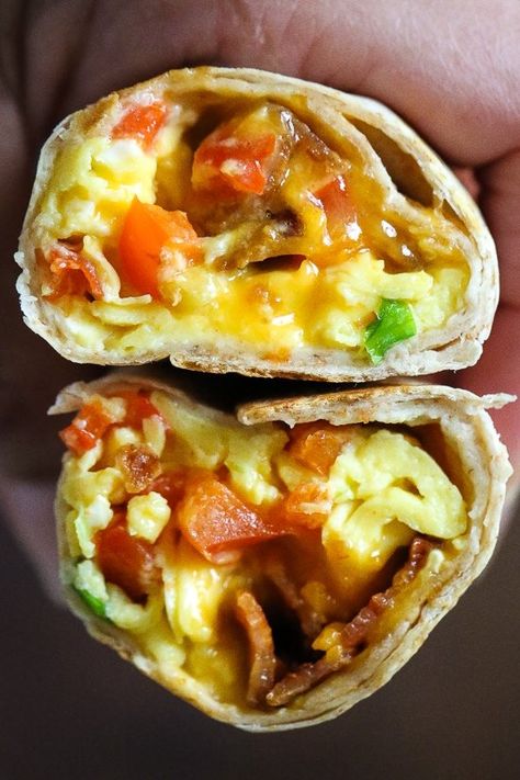 These freezer breakfast burritos, stuffed with scrambled eggs, scallions, bell pepper, bacon and cheese, are a great way to start the day! Make them ahead and freeze them for meal prep so you can have them ready any day of the week. Freezer Burritos, Frozen Burritos, Pepper Bacon, Freezer Breakfast Burritos, Plats Weight Watchers, Breakfast Burritos Recipe, Breakfast Low Carb, Low Carb Flour, Bacon And Cheese