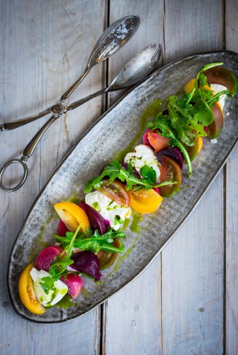 An Heirloom Tomato, Beet and Burrata Salad with flavorful Basil Oil -- a simple and delicious recipe, the perfect salad for summer! | www.feastingathome.com Pasti Fit, Burrata Salad, Basil Oil, Fresh Recipes, Heirloom Tomato, God Mat, Summer Food, Heirloom Tomatoes, Seasonal Recipes