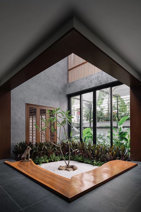 This brooding bungalow in Chennai is designed for two humans, two cats and a dog | Architectural Digest India Indoor Courtyard, Tropical House Design, Courtyard Design, House Arch Design, Appartement Design, Tropical House, Patio Interior, House Outside Design, Village House Design