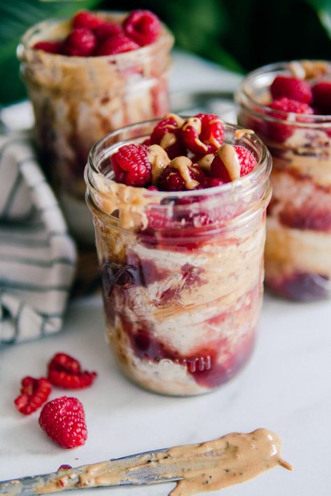 PB&J Overnight Oats in Mason Jars - Feeding The Frasers Budha Bowls, Resep Oatmeal, Mason Jar Breakfast, Overnight Oats Recipe Easy, Overnight Oats In A Jar, Breakfast Oats Overnight, Menu Sarapan Sehat, Breakfast In A Jar, Oat Recipes Healthy