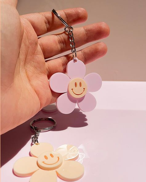 Daisy Keychain Acrylic, about 2 inches round. Silver hardware. 3d Keychain Ideas, 3d Printer Keychains, Cute Aesthetic Keychains, 3d Printed Keychain Ideas, 3d Printed Keychain, Glowforge Acrylic Projects, Acrylic Laser Cut Design, Keychain Aesthetic Ideas, Acrylic Keychain Ideas