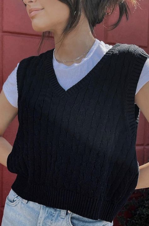 How To Style A Vest, Vest Outfits Aesthetic, Black Vest Outfit, Black Knitted Vest, Black Sweater Vest, Knit Vest Outfit, Vest Outfits For Women, Sweater Vest Outfit, Outfits Sommer