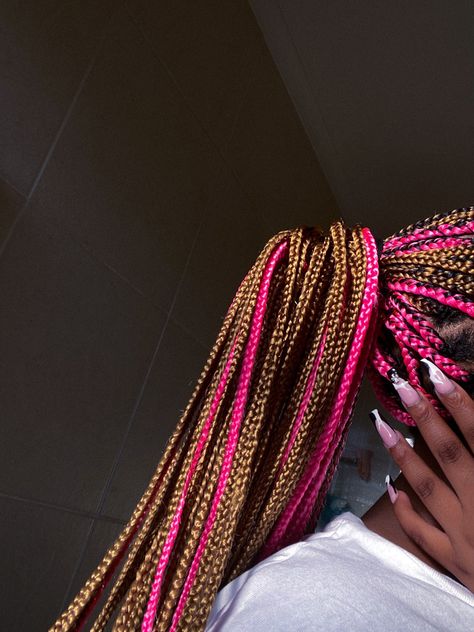 Peekaboo Hair Color Braids With Curls, Fulani Braids Color Combo, Color 30 And Pink Braids, Peekaboo Braids Color Ideas, Hairstyles Peekaboo Braids, Peeks Boo Braids, Noteless Braids Colors, Ginger And Pink Knotless Braids, Pickaboo Knotless Braids Color