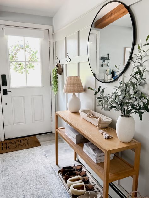 Small Entryway Decor Ideas, Small Entryway Decor, Minimalist Entryway, Foyer Ideas Entryway, Boho Entryway, Entryway Decor Small, Entryway Decor Ideas, Apartment Entryway, Mudroom Decor