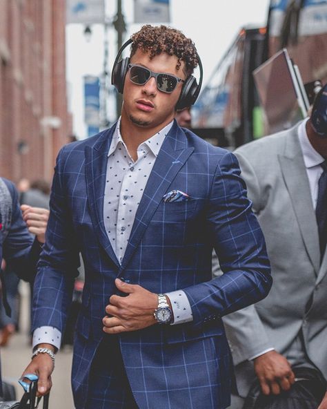 Patrick Mahomes looking super fly Football Husband, Kc Cheifs, Pat Mahomes, Nfl Chiefs, Kc Chiefs Football, Kc Football, Kansas Chiefs, Chiefs Kingdom, Kansas City Chiefs Logo