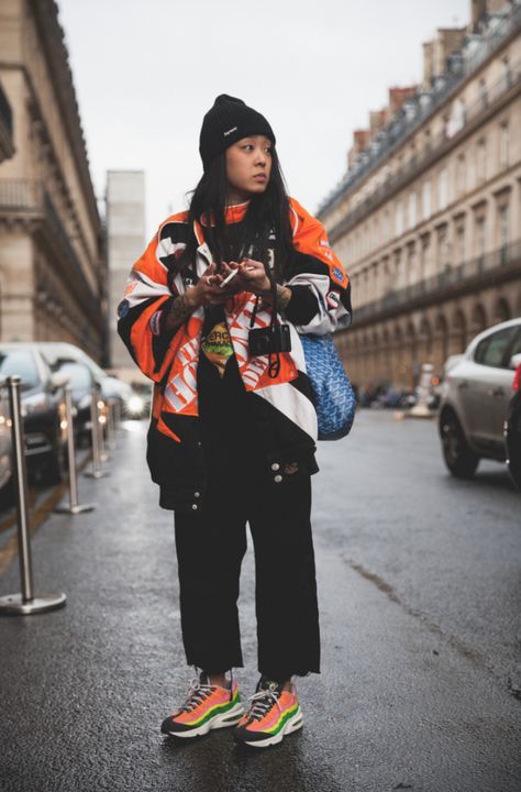 Masc Streetwear, Urban Street Style Women, Nyfw 2024, Paris Streetwear, Rok Midi, Sandal Tali, Dad Shoes, Looks Street Style, Street Fashion Photography