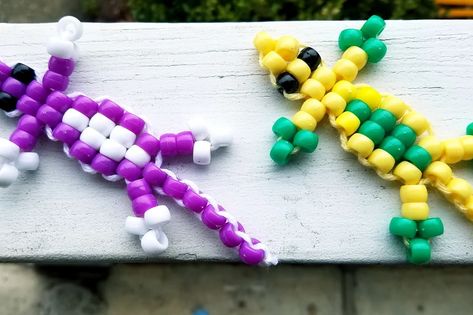 How To Make A Kandi Lizard, How To Make A Bead Lizard, How To Make A Lizard Out Of Beads, Lizard Bead Keychain Diy, Lizard Keychain Pony Beads, Lizard Keychain, Faith Crafts, Teen Library, Pony Bead Crafts