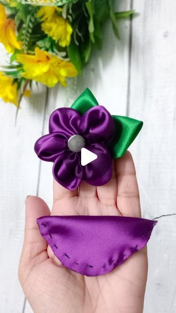 Brooch Tutorial, Satin Flowers Diy, Kanzashi Tutorial, Yo Yos, Scrap Fabric Projects, Satin Ribbon Flowers, Fabric Flower Brooch, Fabric Flower Tutorial, Handmade Flowers Fabric