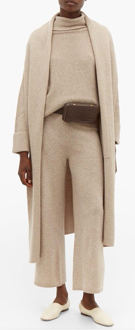 Suits Outfits For Women, Neutral Loungewear, Casual Sporty Outfits, Suits Outfits, Linen Suits, Knit Bottom, Weekend Max Mara, Neutral Outfit, High Fashion Street Style