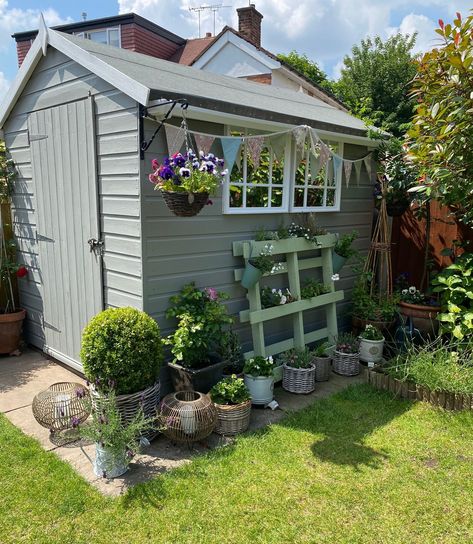 Ronseal Garden Paint, Painted Garden Sheds, Cottage Garden Sheds, Shed Landscaping, Painted Shed, Shed Decor, Garden Pallet, Back Garden Design, Pallet Planter