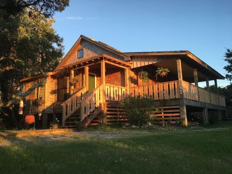 Obx House Exterior, Surfer House Exterior, Small Beach Cottage Exterior, Obx Dr House, Outer Banks House Aesthetic, Obx House Aesthetic, Small Beach House Aesthetic, Simple House Aesthetic, Outer Banks Shifting