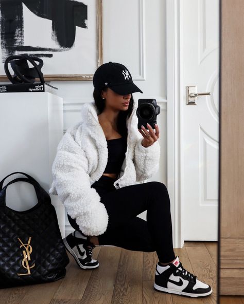 January Mood, Airport Outfit Winter, Panda Outfit, January Outfits, Dunk Outfit, Mia Mia Mine, Dunks Outfit, Girls Fall Fashion, Yankees Cap