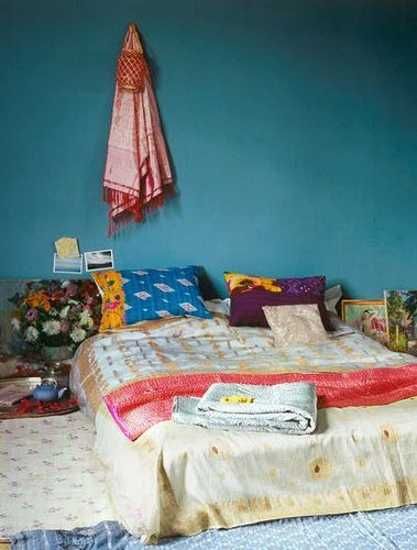 21 Simple Bedroom Ideas Saying No to Traditional Beds Bed On The Floor, Bedroom Turquoise, Deco Boheme Chic, Mattress On Floor, Low Bed, Traditional Bed, Floor Bed, Deco Boheme, Bohemian Bedroom