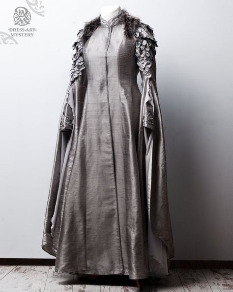 Winterfell Dress, Game Of Thrones Sansa Stark, Game Of Thrones Dress, Game Of Thrones Sansa, Coronation Gown, Medieval Costumes, Gaun Abad Pertengahan, Books Inspiration, Queen Outfits