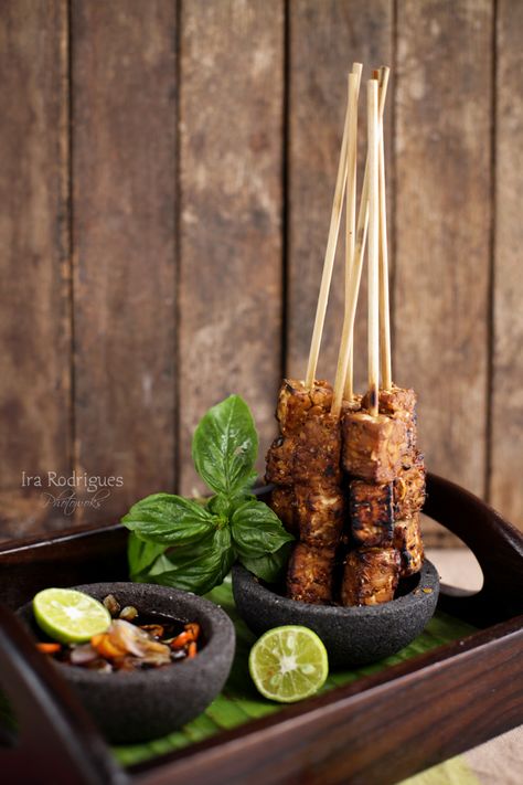 Cooking Tackle: Sate Tempe - Indonesian sate tempe serves with spicy sweet sauce Beef Satay, Food Plating Techniques, Indonesian Cuisine, Sweet Sauce, Indonesian Food, Food Platters, Food Decoration, Food Presentation, Biryani